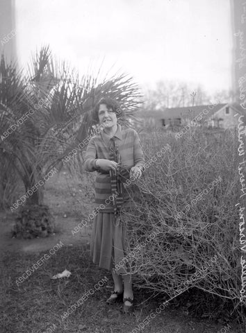 Louella Parsons at the typewriter in Palm Springs 8b4-236