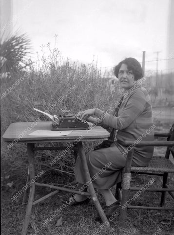 Louella Parsons at the typewriter in Palm Springs 8b4-237