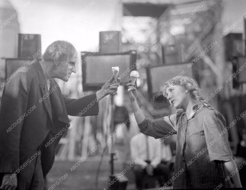 Mary Pickford and cast member enjoy ice cream cone film Sparrows 8b4-869