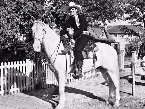 Charles Starrett poses on his horse 8b5-127