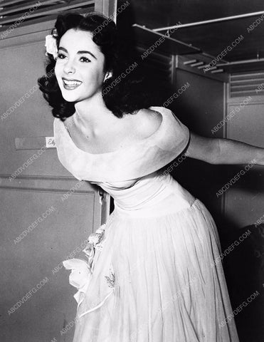 candid Elizabeth Taylor clowning around in her dressing room 8b5-220