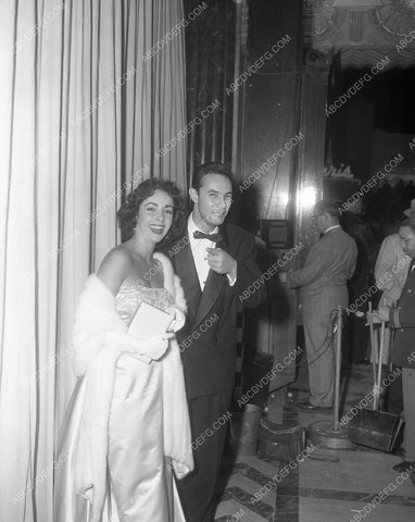 candid Elizabeth Taylor at the Academy Awards 8b5-243