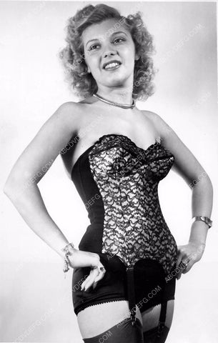 lingerie model displays Lady Marlene new line 1950 8b6-067