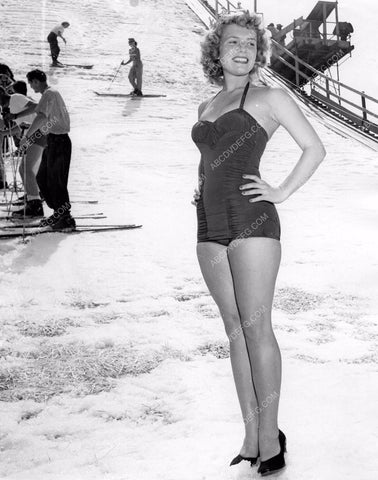 California pinup models get to wear swimsuits & high heels in the snow 8b6-104