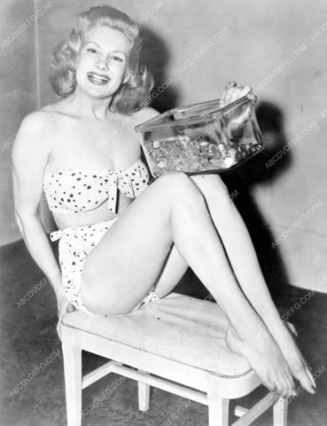 burlesque stripper Chili Williams barefoot bikini with jar of dimes 8b6-115