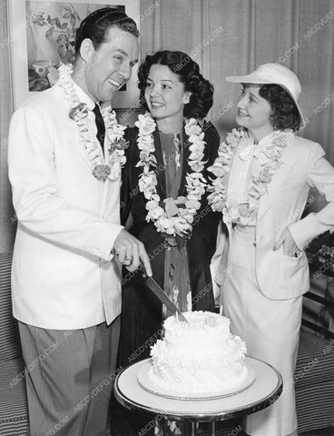 Robert Young & friends celebrate who Birthday Cake 8b6-491
