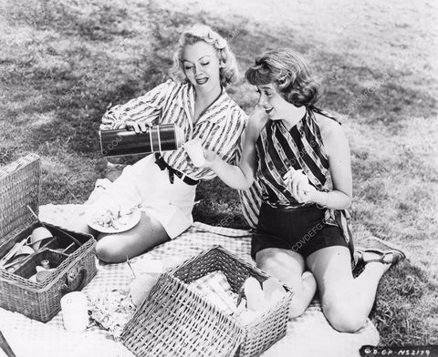 two girls Jeff Donnell Leslie Brooks enjoy relaxing picnic 8b6-531