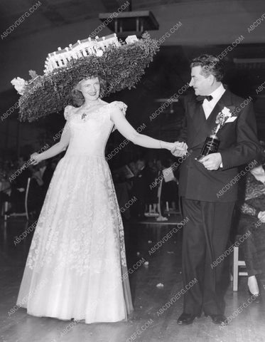 Diane Downey wins most original hat w florist John Patrick Burke 8b6-630