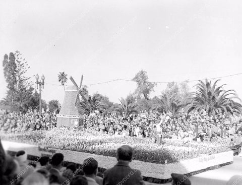 Pasadena Tourn of Roses Parade farming and windmill float 8b6-703