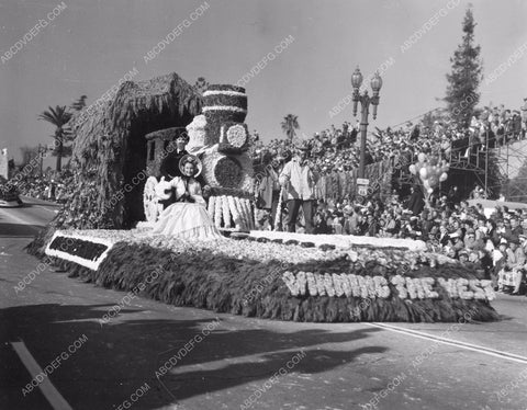 Pasadena Tourn of Roses Parade Winning the West float 8b6-736
