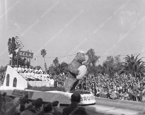 Pasadena Tourn of Roses Parade UCLA Bruins float 8b6-760
