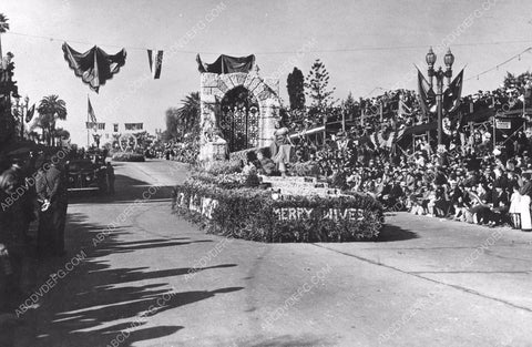 Pasadena Tourn of Roses Parade Merry Wives float 8b6-776