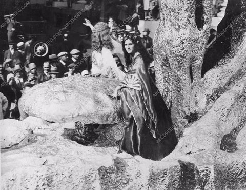 unknown float and girls in Tournament of Roses Parade 8b6-817