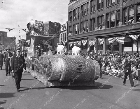 Milwaukee Wis American Legion Parade St Paul Winter Carnival Queen float 8b6-853