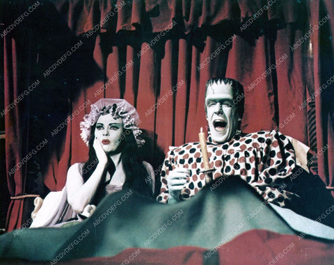 Yvonne De Carlo Fred Gwynne TV The Munsters 8b6-921