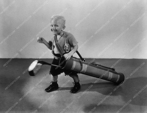 Billy Barty ready to play golf 9367-36