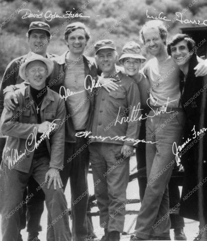 Alan Alda and cast TV show MASH 9429-32