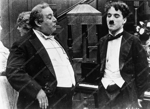 Charlie Chaplin silent movie The Adventurer 9593-11