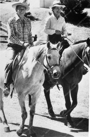 Ronald and Nancy Reagan on horseback 9992-07