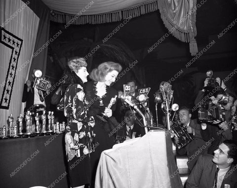 1942 Oscars Greer Garson at podium Academy Awards aa1942-18