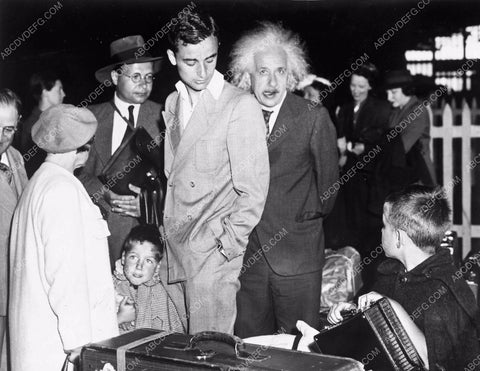 news photo Albert Einstein and family vacationing aeinst-13