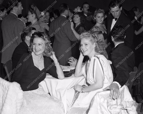 candid Hollywood Alice Faye dining out afaye-01