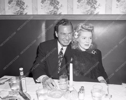 candid Alice Faye and Phil Harris dining out afaye-03