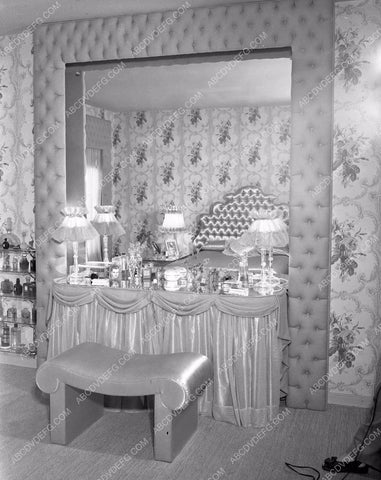 Carole Landis gives tour of home for newspaper carlan45-06