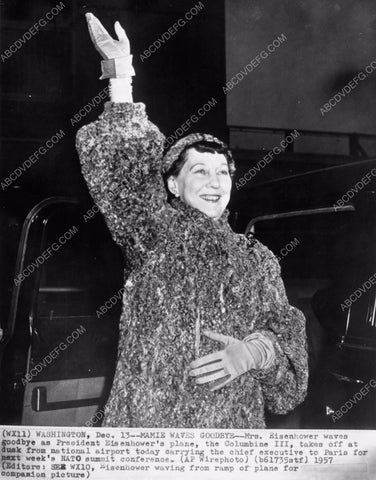 news photo Mrs Mamie Eisenhower waving goodbye from plane desien-06
