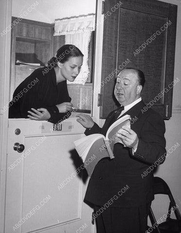 Alida Valli Alfred Hitchcock cool behind the scenes 8b20-0012