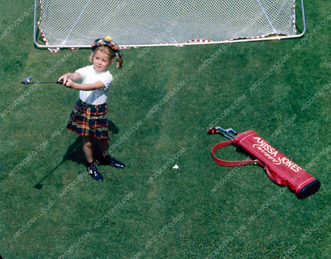 Anissa Jones breaks out her custom golf bag before a little practice 8b20-0025