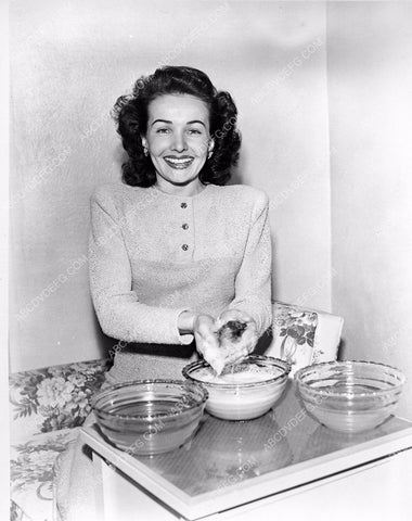 Catherine Mcleod does home economics for LUX Soap 8b20-0104