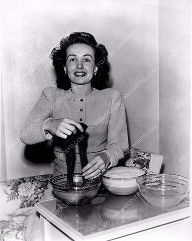 Catherine Mcleod does home economics for LUX Soap 8b20-0106