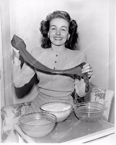 Catherine Mcleod does home economics for LUX Soap 8b20-0108