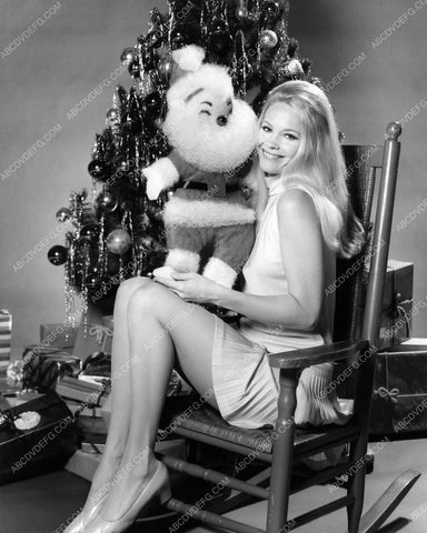 Mary Grover and mini Santa Claus in front of Christmas Tree 8b20-0456