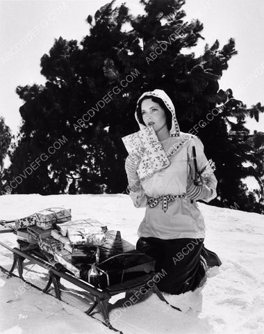 Maureen O'Sullivan hauls Christmas presents through snow on sled 8b20-0477
