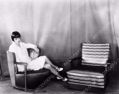 stunning Louise Brooks takes a relaxing moment 8b20-0680