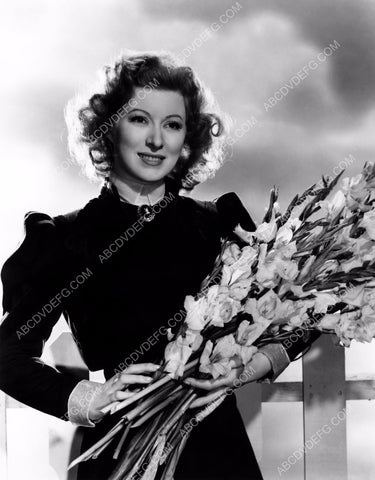 lovely Greer Garson and floral arrangement 8b20-0754