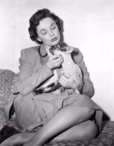 candid Ruth Roman and a baby lamb 8b20-10000