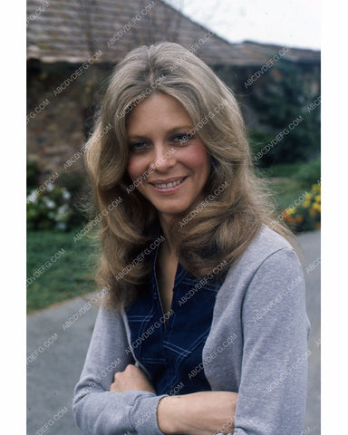 beautiful Lindsay Wagner outdoors portrait 8b20-10284