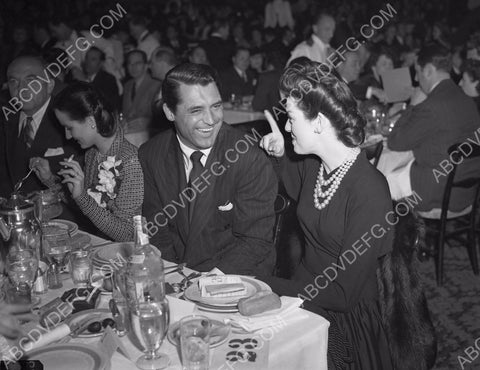 Cary Grant dining w friends at Academy Awards maybe 8b20-10587