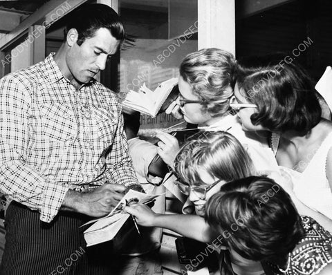popular Clint Walker signs autographs for fans 8b20-10707