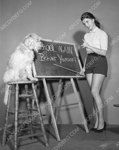 teacher Colleen Miller gives todays reading lesson 8b20-10813