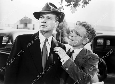 Joseph Cotton Hume Cronyn mystery film Shadow of a Doubt 8b20-11183