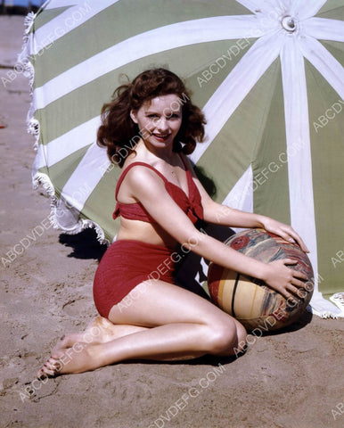 Jeanne Crain in swimsuit with beachball 8b20-11192