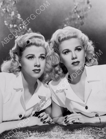 gorgeous twin sisters Lee & Lyn Wilde portrait 8b20-11587