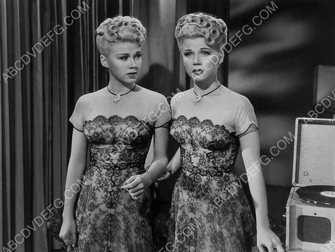 gorgeous twin sisters Lee & Lyn Wilde portrait 8b20-11588