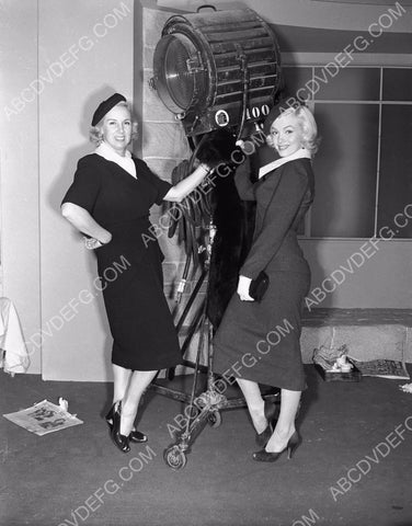 candid Marilyn Monroe w friend and cleeg light on set 8b20-11609