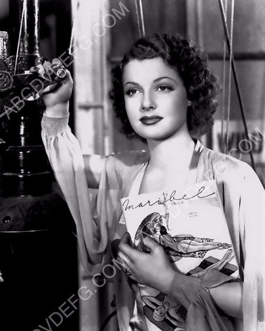 Ann Sheridan and a magazine behind the scenes 8b20-11670