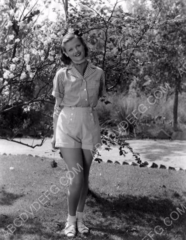 beautiful Simone Simon in the outdoors 8b20-11694